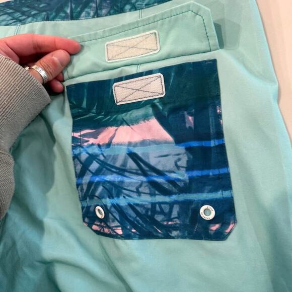 American Eagle Blue Ombré Swim Trunks Men’s Large Board Shorts Summer Vacation - Picture 8 of 10